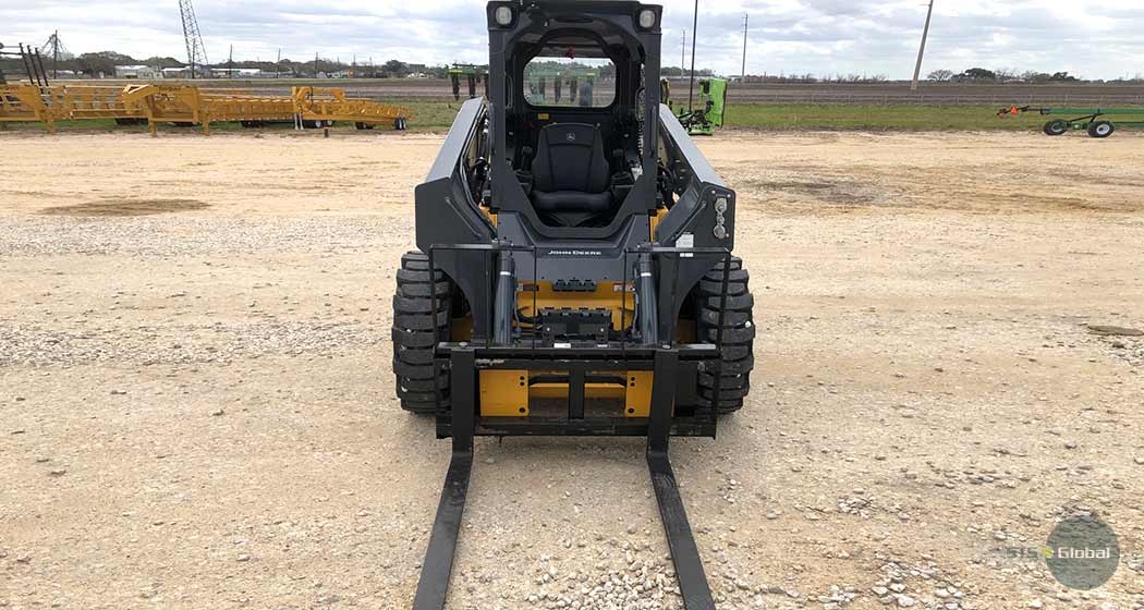 Skid-steer John Deere picture 6