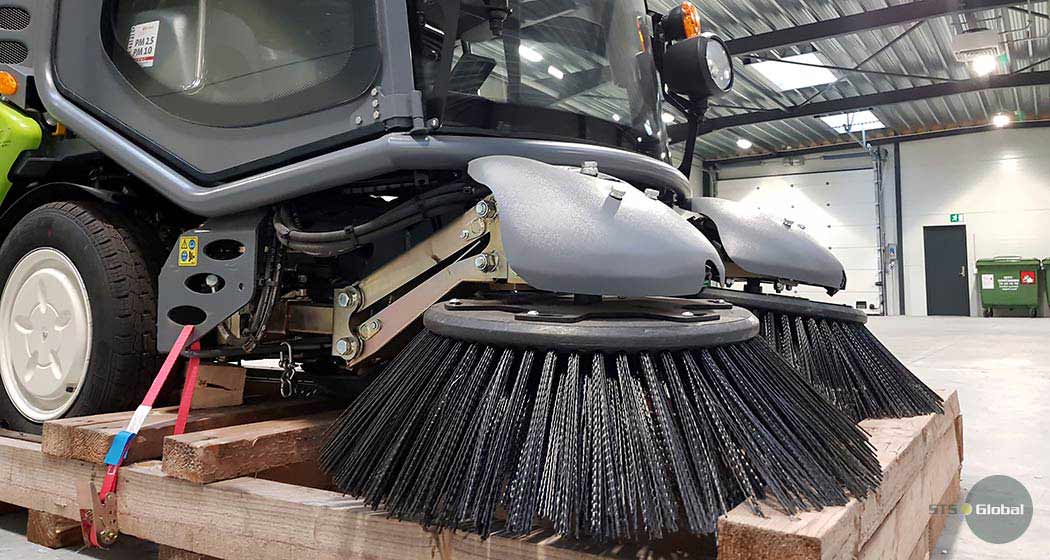 Compact street sweeper picture 2