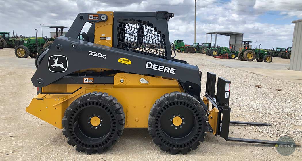 Skid-steer John Deere picture