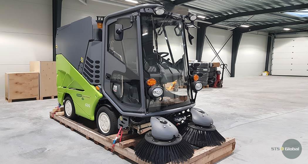 Compact street sweeper picture 1