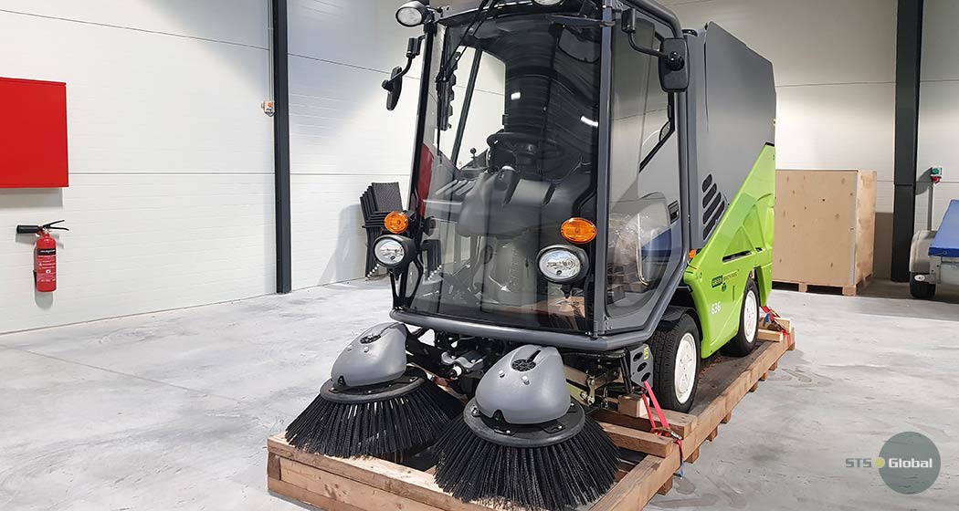 Compact street sweeper picture 3